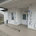 Албанац на амбуланти у Добротину код Липљана исписао графите који величају "УЧК"