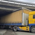 (Foto) šok prizor kod Laste: Kamion pokušao va prođe ispod podvožnjaka, pa ostao zaglavljen! Kolone vozila iza njega