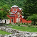 "Ne deluje kao izolovan incident": NVO upozoravaju na neprimereno ponašanje tokom posete Pećkoj patrijaršiji