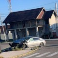 "Začuo se jak udarac i prasak" Težak udes u Kraljevu: Sleteo s puta pa se zabio u betonski stub, prednji deo smrskan (foto)