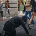 Prošetala ga kao psa: Analiza pozadine snimka devojke koja Knez Mihajlovom vodi maskiranog dečka na povocu. Hoće li tako i…