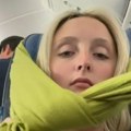 Pogledalo je 10 miliona ljudi! Devojka koja je pronašla trik za udoban san u avionu postala zvezda, ljudi joj poručuju…