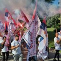 Članovi SNS iz Novog Sada peške krenuli na skup u Beogradu