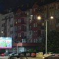 (Foto) Otpale tablice, delovi haube razbacani po putu! Teška nesreća u Novom Sadu: Automobil skroz smrskan, ima povređenih