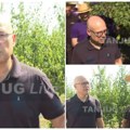 (Foto/video) Lider SNS sa narodom u Rači Vučević sa domaćinima i beračima brao šljive, pa obukao i beli mantil za destileriju!…