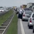 Snimak nakon teške nesreće na auto-putu kod Batajnice, četiri osobe povređene
