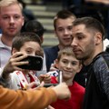 VIDEO „Ponovo kod kuće“: Stefan Jović sa navijačima Zvezde, saletali ga za autograme