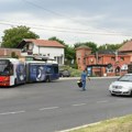 Nasilnik slomio staklo na autobusu i tako teško povredio vozača: Brutalni napad na liniji 23