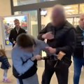 Saslušan muškarac koji je udario dečaka ispred supermarketa: Pravdao se da je bio "nešto nervozan" pa mu je zavrtao uši i…