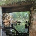 Od ove vode kažu dešavaju se čuda. U ostacima stare vodenice kod Niša improvizovana Banja, i ljudi se tu leče (VIDEO)