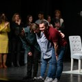 „Sjajno je koliko mladi vole ovu predstavu i osećaju kao svoju“: 50. izvođenje predstave „Naš sin“ u Hartefakt kući