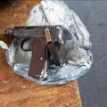 Ispod motora automobila sakrio pištolj: Državljanin Turske (51) uhapšen na Batrovcima: Policija kod njega pronašla i…