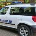 Policajac zaustavio ženu, pa umesto da joj napiše kaznu počeo da je ljubi po vratu i grudima: Bizaran slučaj u Severnoj…