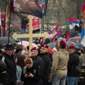 Ispred Skupštine grupa ljudi i dalje vređa pripadnike policije i baca na njih baklje