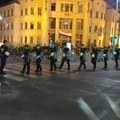 Novinara Vuka Cvijića policajac udario štitom tokom juriša na Pravni fakultet VIDEO
