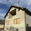 Milica prodaje ogromnu kuću sa podrumom za 27.000 €! Nalazi se na velikom placu od 15 ari, a blizu je Beograda