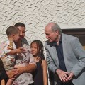 Krkobabić u poseti šestočlanoj porodici u selu Valakonje kod Boljevca