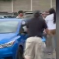 (Video) Upao u prodavnicu i počeo da ubada ljude! Ima mnogo ranjenih, policija i građani opkolili napadača ispred "Volmarta" u…