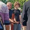 Pogledajte kako je policija studenta Bogdana, koji štrajkuje glađu 6 dana, u lancima dovela na sahranu oca FOTO