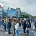 Novosađani odali poštu stradalima u padu nadstrešnice na Železničkoj stanici Novi Sad (foto, video)
