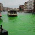 "Čin koji povređuje grad": Veliki kanal u Veneciji ponovo obojen u zeleno u akciji klimatskih aktivista