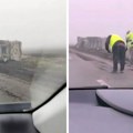 (Video, foto) Kamion na boku pored puta Prevrnuo se teretnjak na putu Crvenka-Kula, pažljivo vozite ima blata na putu