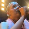 Sara Jo peva i plače zbog kolege: Savladale je emocije na bini, publika joj pružila podršku (video)