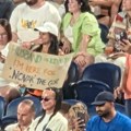Atraktivna navijačica gleda Đokovića i sve je ostavila bez teksta: "Muž čuva decu, ovde sam zbog Novaka..."