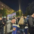 FOTO Naprednjaci postavili štandove u Zemunu, građani protestuju: Verbalni okršaji između dve grupe
