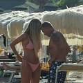 Čekaj, stani! 66 godina ima Đogani! Za Đoletom se na plaži okreće i staro i mlado, Vesna im odvlači pažnju dekolteom: Svake…