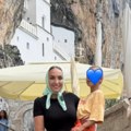 (Foto) Pevačica sa maramom na glavi Goga Sekulić sa sinom Vasilijem posetila manastir Ostrog