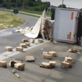 (Video)Saobraćajna nesreća kod Lapova: Kamion prevrnut, stvaraju se manji zastoji