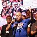 Milivojević simbolično bacio „jaram ropstva“ na protestu: U izbornoj noći biće nas 100.000 ispred Skupštine