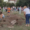 (FOTO) Stanari zatrpali rupe za temelj, zbog rušenja ograde jedan priveden