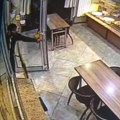 Krađa u pekari u Beogradu kao pljačka banke Jedan drži vrata, dvojica utrčavaju i grabe pecivo i jogurt (video)