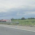 Jeziva nesreća u Kragujevcu: Kamion sleteo sa puta i prevrnuo se (foto)