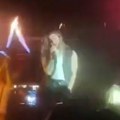 (Video) Naš pevač se zapalio na bini: Kosa počela da mu gori, odmah stigla pomoć, šok na sceni