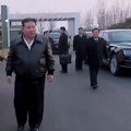 Kim Džong Un se prvi put vozio limuzinom koju mu je poklonio Putin