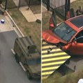 Automobilom se zakucao u ogradu zgrade FBI! Napravio haos, pa potom pokušao da uđe unutra (video)