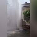 Gejzir usred Beograda: Pukao hidrant, voda šiklja na sve strane (video)