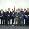 Vesić uručio ugovore o dodeli 200 miliona dinara bespovratnih sredstava predstavnicima 14 gradova i opština