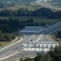 Prevrnula se cisterna na auto-putu Miloš Veliki: Obustavljen saobraćaj u jednoj traci (VIDEO)