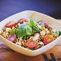Hladna testenina salata sa fetom i povrćem, idealna za tople dane
