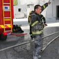 Požar zahvatio napuštenu fabriku u Ripnju, na terenu 21 vatrogasac