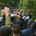 VIDEO Muzika, jaja i kordon policije: Građani Novog Sada napravili žurku pred štandom SNS