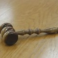 Studentkinji polomili vilicu bejzbol palicom – naprednjacima još 30 dana pritvora