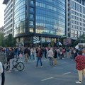 Tokom 16 minuta tišine u Novom Sadu muškarac prvo vređao okupljene, pa udario ženu autom