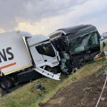 Nesreća u Šimanovcima! Sudarili se kamion i autobus pun radnika, šestoro povređenih