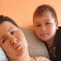 Prodavao svoje igračke da bi spasao majku: Potresna priča malog Dina koji je sakupio 12 hiljada evra za aparat za disanje…