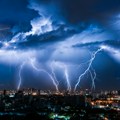 Nebo se otvara, a zemlja gori! Nevreme ide prema regionu, ovde već udaraju grmljavine i grad (foto)